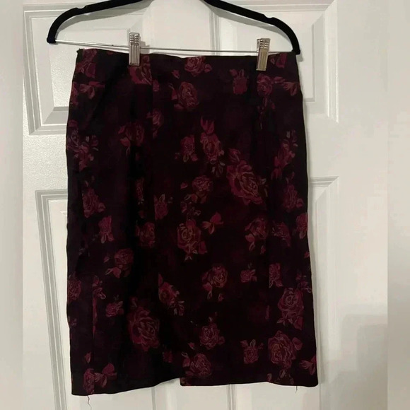 White House Black Market WHBM | Burgundy Floral Pencil Skirt | Size 6 - Picture 2 of 9
